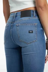 Pantalón de jean azul de tiro alto, corte ajustado y largo al tobillo.