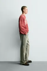 Sudadera de corte boxy fit con cuello redondo y manga larga. Presenta un diseño con efecto lavado y estampado frontal con la palabra Milano en tipografía universitaria a contraste.