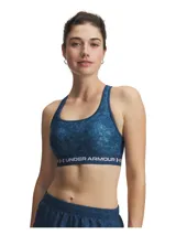 Top deportivo de soporte medio Under Armour, con diseño de espalda cruzada y estampado texturizado en tonos azules. Presenta una banda elástica inferior con el logo de la marca y copas extraíbles.