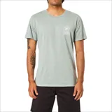 Remera Katin modelo K-Palm de manga corta, color verde militar, con pequeño estampado gráfico blanco en el pecho de una palmera dentro de un arco y la inscripción "Katin".
