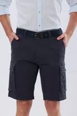 Bermuda cargo color azul marino, de gabardina con bolsillos laterales con solapa en las piernas y presillas para cinturón. Incluye cinturón de lona trenzada oscura con detalles en cuero sintético y hebilla metálica.