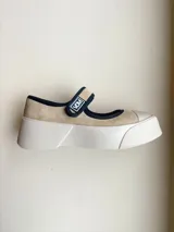 Guillerminas color beige confeccionadas en cuero, con suela y puntera de goma y plataforma de 4 cm.