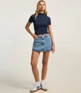 Blusa básica de ribana gris, con mangas cortas y cuello alto, de corte ajustado.