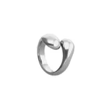 Anillo de aleación de metales bañado en plata, con diseño abierto en espiral de formas orgánicas.