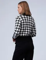 Cárdigan en tejido soft con estampado pata de gallo, marca Philosophy. Escote en V y abertura central con botones ocultos.