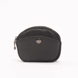 Monedero negro de cuero con cierre de cremallera y bolsillo externo con broche metálico.