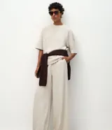 Pantalón wide leg de corte recto y holgado, color gris oscuro, con cintura elástica y costura central vertical en el frente. Confeccionado en una mezcla de poliéster y algodón.