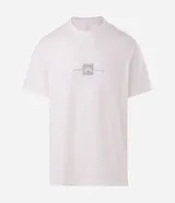 Remera de algodón y poliéster color blanco, con cuello redondo, mangas cortas y calce holgado. Presenta una estampa frontal minimalista con diseño de sol y lettering en relieve.