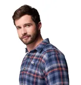 Camisa de franela de manga larga, con estampado a cuadros en tonos azul marino, naranja y blanco, cierre frontal de botones y un bolsillo en el pecho con botón.