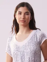 Camisón corto de tejido suave con estampado de leopardo en tonos grises y rosados, con escote redondo y mangas cortas.