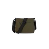 Bandolera bordó con correa larga regulable, compartimento principal con cierre superior, bolsillo frontal con cierre y detalle decorativo colgante. Cuenta con un bolsillo adicional con cierre en la parte posterior y organizador interno.