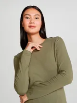 Camiseta básica de manga larga con cuello redondo, confeccionada en tejido de algodón liso.