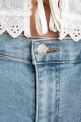 Jean de corte baggy con tiro medio, confeccionado en algodón de tono celeste claro con acabado lavado.