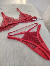 Conjunto de lencería compuesto por un bralette de encaje con breteles regulables y una tanga colaless regulable con diseño de doble tira a la cintura.