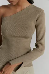 Top asimétrico de morley color negro, con una sola manga larga con tajo en el puño y largo hasta la cadera.