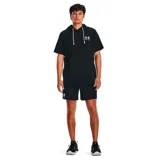 Short Under Armour Rival Terry color negro, de corte deportivo con cintura elástica y cordón ajustable en color blanco. Cuenta con el logo de la marca estampado en el extremo inferior derecho.