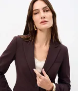 Blazer entallado de punto Roma color azul marino, de manga larga, con cuello de solapa, cierre frontal de dos botones y bolsillos con tapa.
