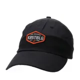Gorra tipo baseball color negro con parche frontal bordado en forma hexagonal con borde naranja y texto en blanco.