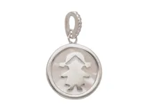 Dije redondo de plata 925 con diseño de una niña en nácar y circonias en el pasante.