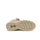 Bota de cuero color marrón con cuello acolchado de tela tipo corderito, cordones bicolores y suela de goma dentada en tono beige. Presenta el logo de la marca grabado en el lateral y en la lengüeta.