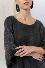 Vestido-buzo tejido oversize jaspeado con escote redondo, mangas amplias tipo murciélago y terminaciones acanaladas en ruedo y puños.