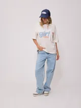 Gorra azul marino de lona con visera curva y malla trasera. Presenta logo bordado en el frente.