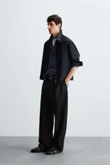 Sobrecamisa regular fit color gris oscuro, confeccionada en tejido con viscosa. Presenta cuello solapa, manga larga con puño abotonado, bolsillos de vivo en la cadera y cierre frontal con cremallera.