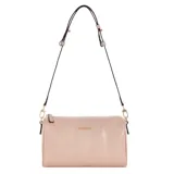 Cartera tipo bandolera Guess modelo Kassie, color rosado, con cierre superior, correa ajustable y logo de la marca en letras metálicas doradas en el frente.