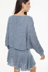 Sweater cropped de punto calado, color celeste melange, con mangas anchas de diseño holgado y cuello redondo.