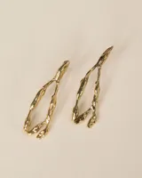 Aros colgantes con diseño orgánico inspirado en corales naturales, con acabado metálico brillante y cierre de perno con mariposa.