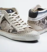 Zapatillas urbanas de media caña, con estampado de piel de pitón en tonos grises y detalles en cuero color crema. Presentan una estrella dorada en el lateral, puntera perforada y cuello acolchado plateado. Suela de goma con efecto envejecido.