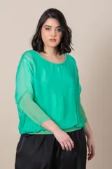 Blusa italiana color verde esmeralda de gasa, con cuello redondo, mangas 3/4 y lurex en cuello, mangas y ruedo.