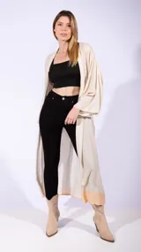 Top corto negro de hilo, con breteles finos y escote recto.