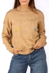 Sweater de punto color camel con cuello alto, diseño de textura con relieve y bordados florales dispersos en el frente.
