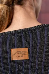 Buzo negro de tejido de punto con rayas verticales plateadas, corte holgado y mangas largas.