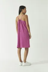 Vestido corto fucsia de algodón, con escote en V y tirantes finos.