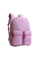 Mochila escolar color lila con detalles en rosa fucsia. Presenta dos bolsillos frontales con cierres y tiradores de cordón. En el bolsillo derecho tiene un estampado con texto en cursiva que dice "love yourself". Tiene un parche con el logo de la marca en la parte superior central.