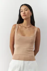 Top sin mangas color beige, de tejido de punto acanalado con escote cuadrado y corte ajustado.