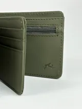 Billetera de hombre color negro, con diseño combinado de textura lisa y texturizada en el lateral, con el logo de la marca Rusty Co grabado.