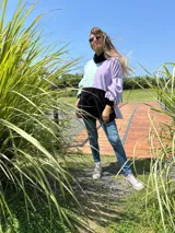 Polerón oversize con bloques de color lila, verde agua y negro.