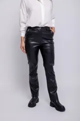 Pantalón negro de corte recto, confeccionado en símil cuero, con bolsillos traseros y botón metálico.