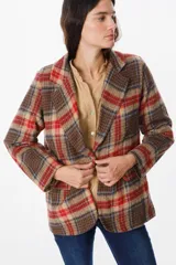 Blazer de corte recto con estampado de cuadros en tonos marrones, beige y rojos. Presenta solapas clásicas, cierre frontal con un botón y bolsillos laterales con solapa.