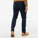 Pantalón de corte slim color azul marino, con cierre frontal y bolsillos laterales.