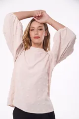 Blusa color beige con cuello mao, mangas 3/4 abullonadas y textura de lunares en relieve.