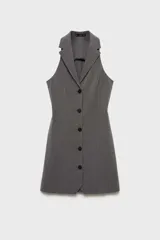 Vestido corto entallado de estilo chaleco, color gris con sutil estampado de rayas verticales. Presenta cuello con solapas, cierre frontal con botones y diseño sin mangas.