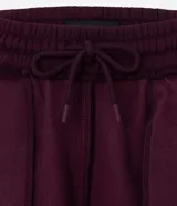 Pantalón jogger de corte holgado, confeccionado en tejido fleece color beige. Presenta cintura elástica, bolsillos laterales y puños ajustados en el bajo.