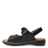 Sandalias de cuero negro con diseño de tiras anchas y cierre de velcro ajustable. Presentan una plantilla acolchada en color suela y una suela de plataforma baja de goma negra.