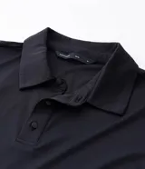Camisa polo masculina de manga corta, confeccionada en tejido técnico de poliamida con elastano. Presenta cuello inglés con cierre de botones y diseño liso en color marrón, con tecnología de secado rápido y confort térmico.