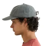 Gorra de béisbol color gris azulado con efecto desgastado, con bordado frontal que incluye el texto 'Rhythm Cantina' y un gráfico de sol.