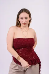 Top strapless de encaje color marrón con diseño floral y corte ajustado al cuerpo.